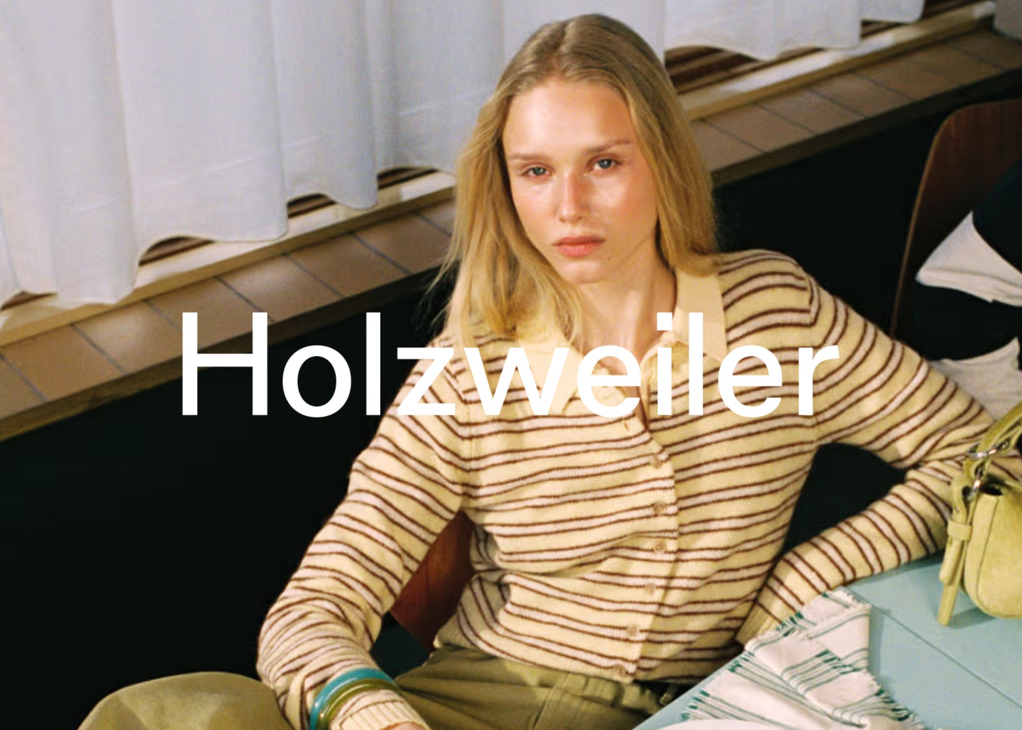 Modell iført klær fra Holzweiler – skandinavisk fashion brand drevet av Microsoft Dynamics 365 Business Central ERP